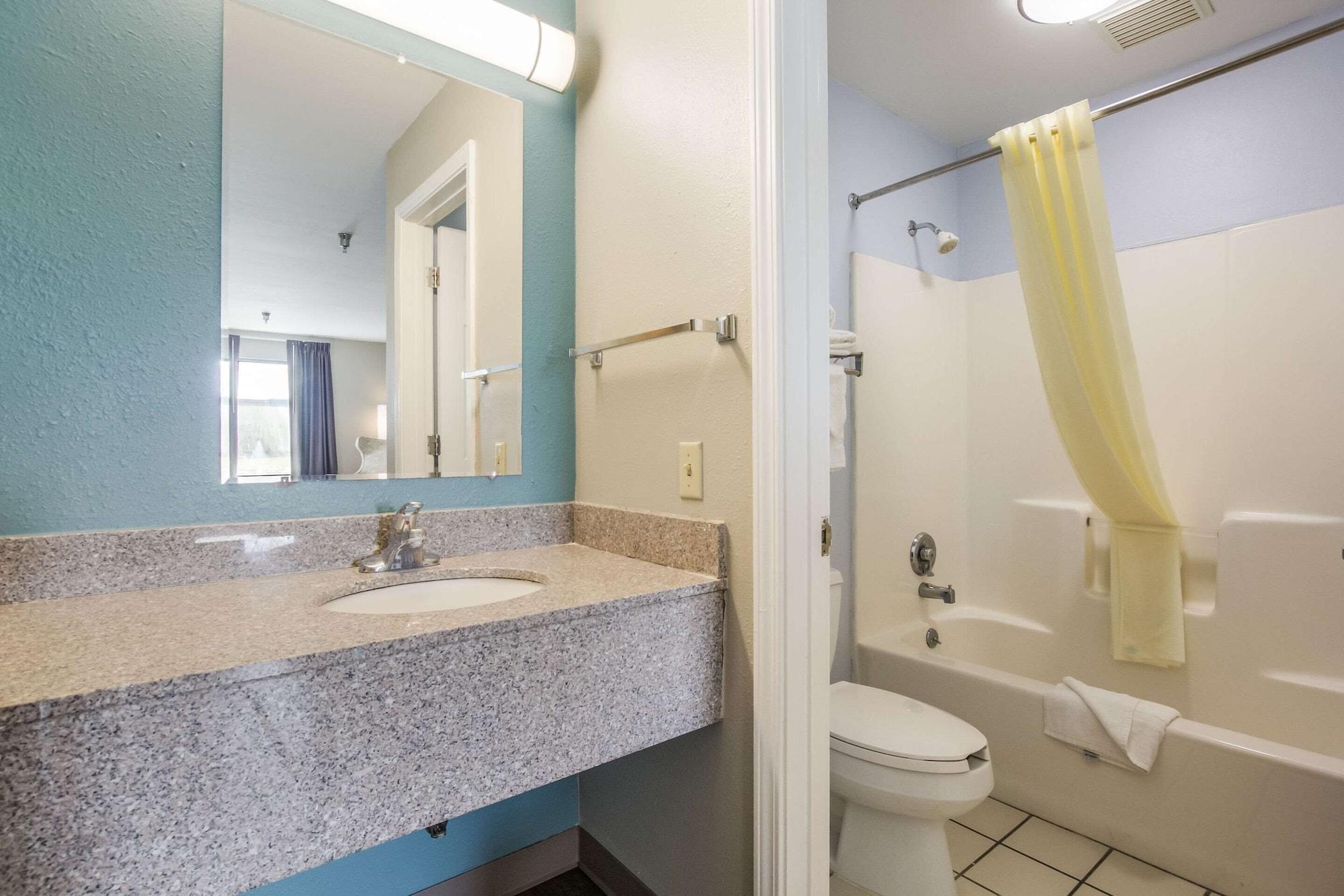 Econo Lodge Inn & Suites I-65 Brooks Экстерьер фото