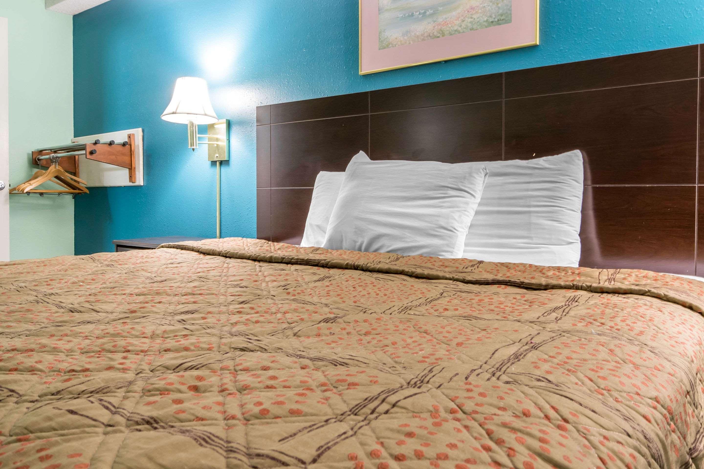 Econo Lodge Inn & Suites I-65 Brooks Экстерьер фото