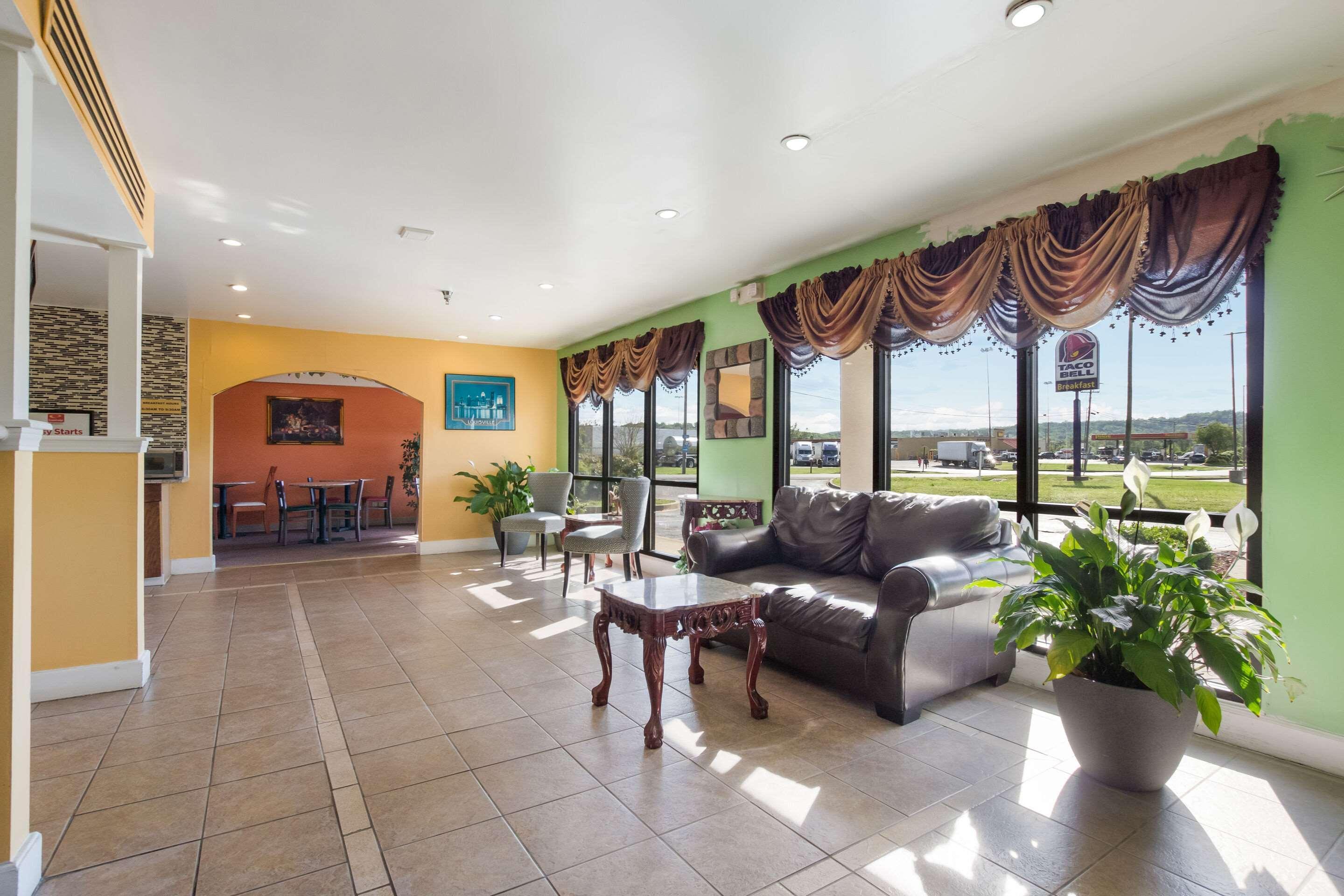 Econo Lodge Inn & Suites I-65 Brooks Экстерьер фото